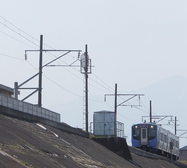 福島学院前駅のホームに入る所