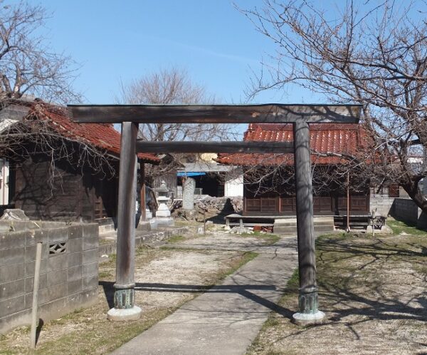 正面三嶋神社・左琴平神社