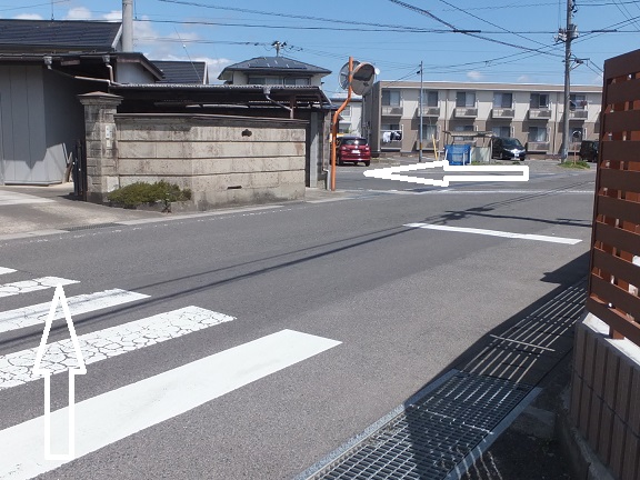 横断歩道を行き左折