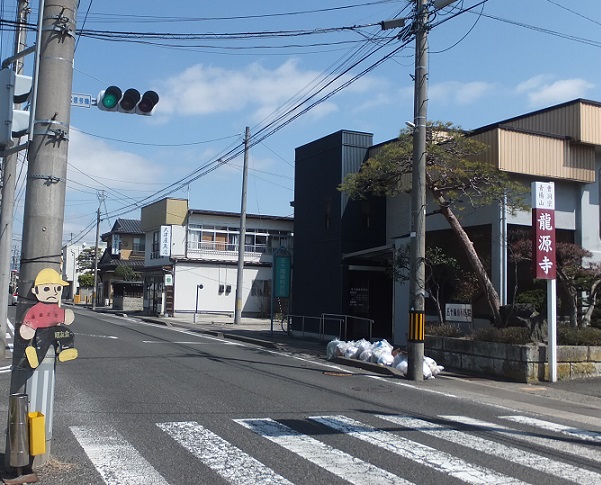 右手龍源寺入口、左手瀬上小に行きます