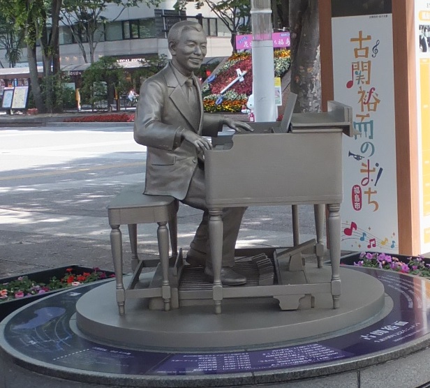 福島駅東口のモニュメント