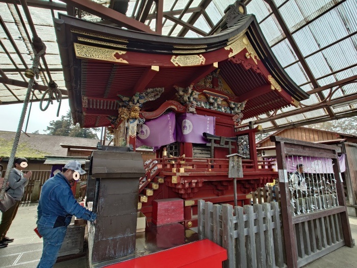 稲荷神社横 蠟燭をあげています